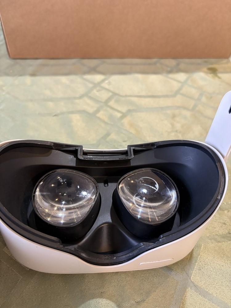 Meta Quest 2 + Controllers (Virtual Reality Gaming Accessory Bundle - 128gb