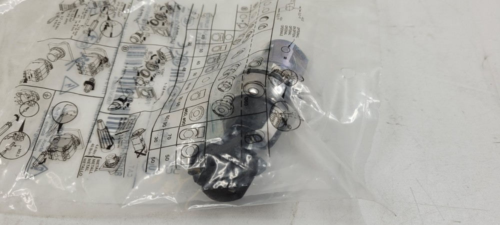 ALLEN-BRADLEY 800FM-KR35MX11 KEY SPRING RETURN SELECTOR SWITCH 3 Position