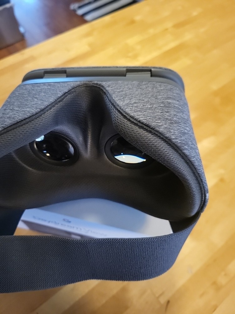 Google Daydream View VR Headset - W/Box but no remote