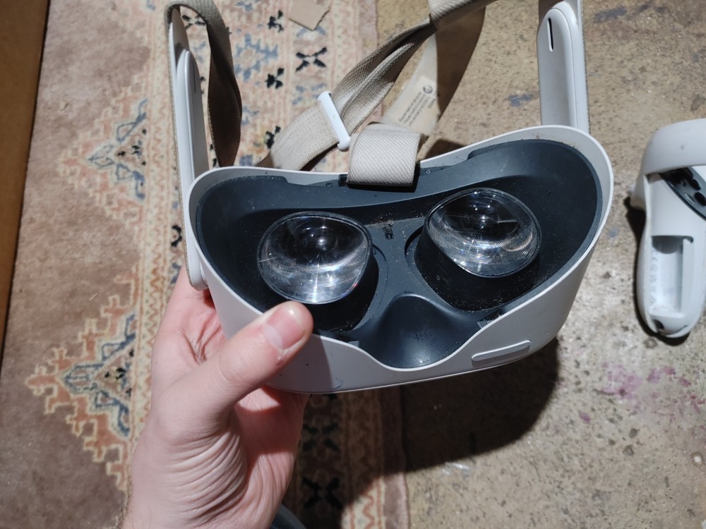 BROKEN Oculus Meta Quest 2 Headset And Controllers