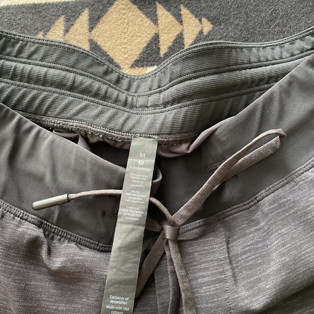 Lululemon T.H.E. Short Linerless Size Medium Heather All Over Deep Coal