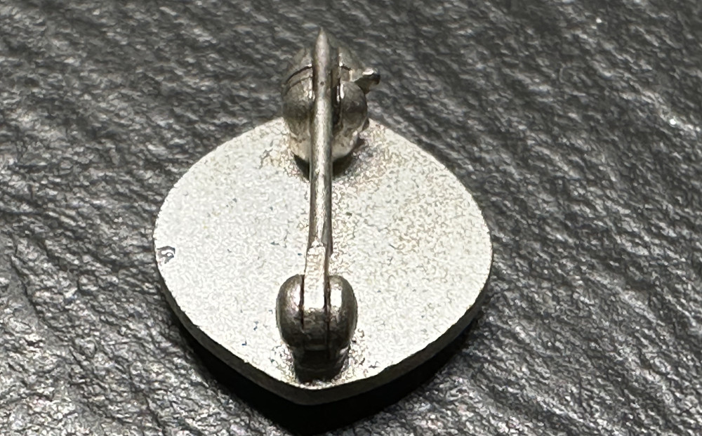 VINTAGE T1 TUPPERWARE 1 YEAR SILVER TONE PIN AWARD E882