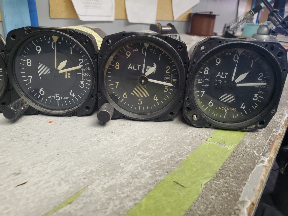 Lot of 10 Altimeters