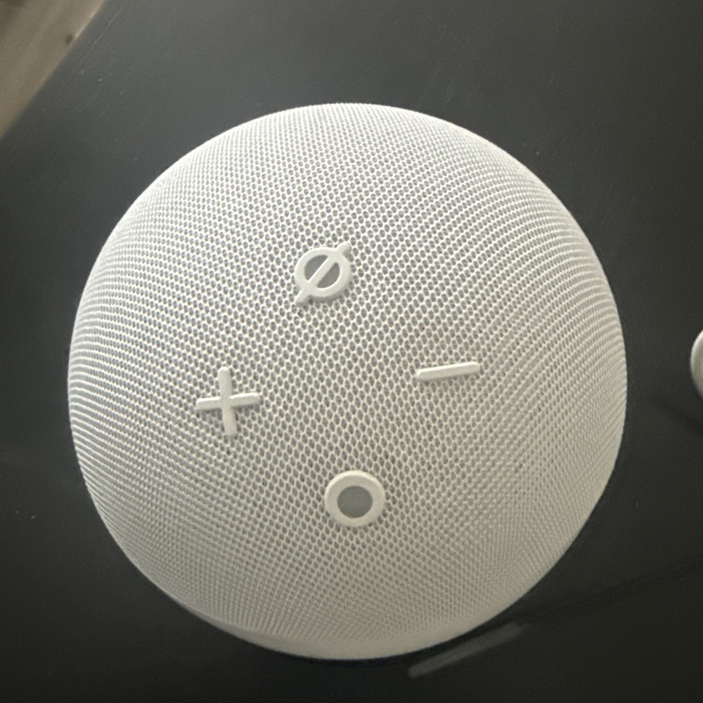 Amazon Echo DOT (4th Gen.) Smart Speaker - Glacier White - Barely Used