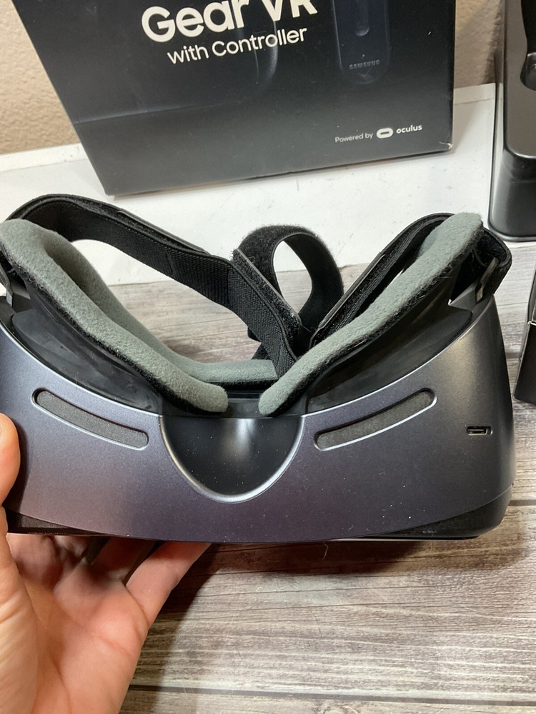 Samsung SM-R324 Gear VR W/Controller Powered by Oculus
