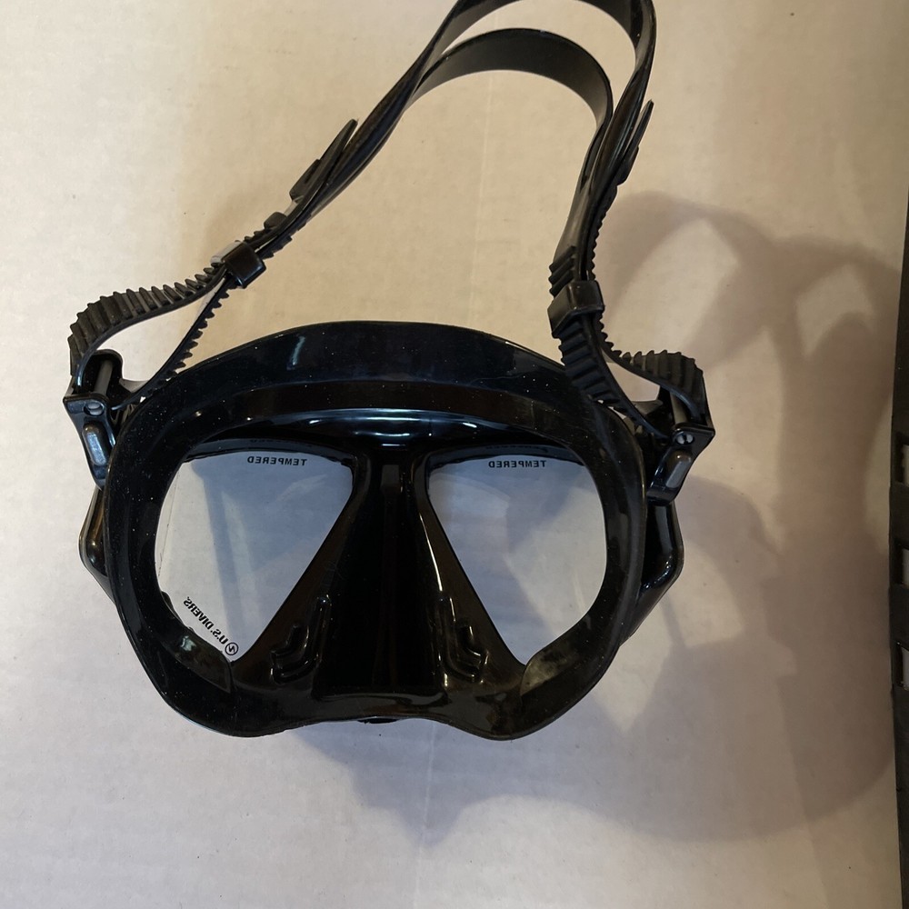 U.S. Divers S/M Flippers, Tempered Goggles, Snorkle & Bag