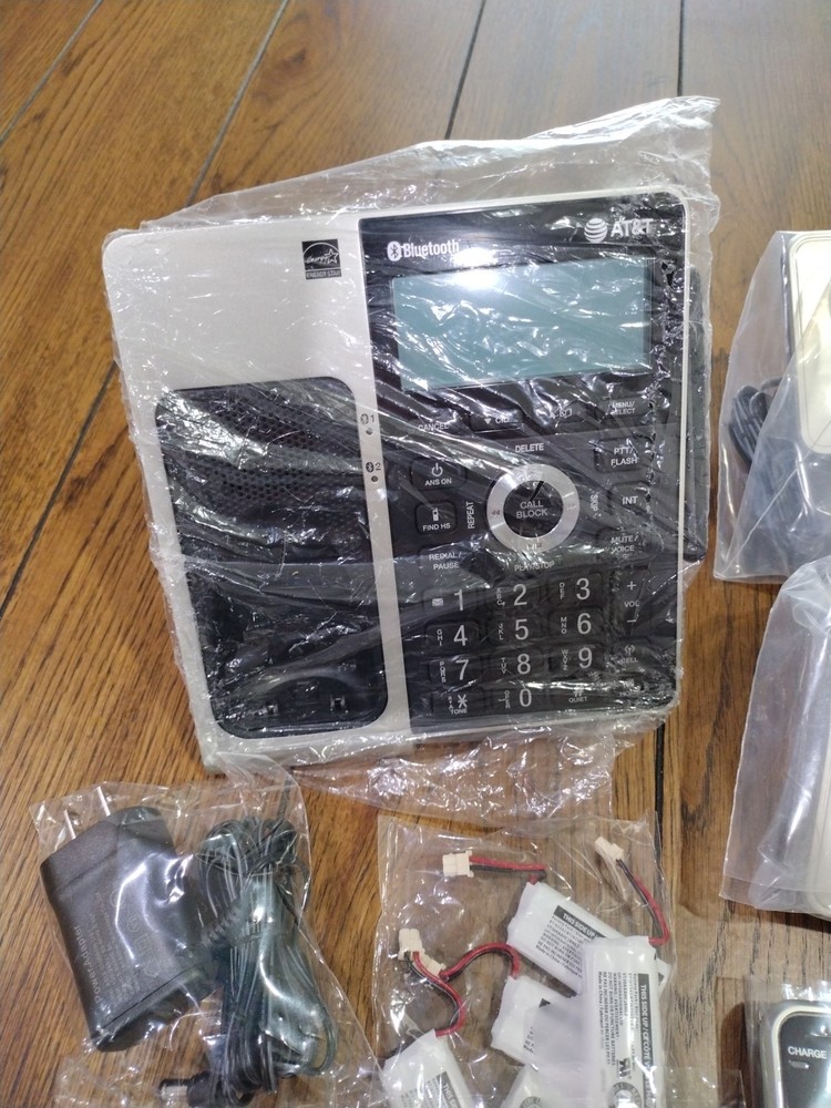 AT&T BL3107-5 Cordless Phone 4 Handsets Bluetooth DECT 6.0 (Missing One Handset)