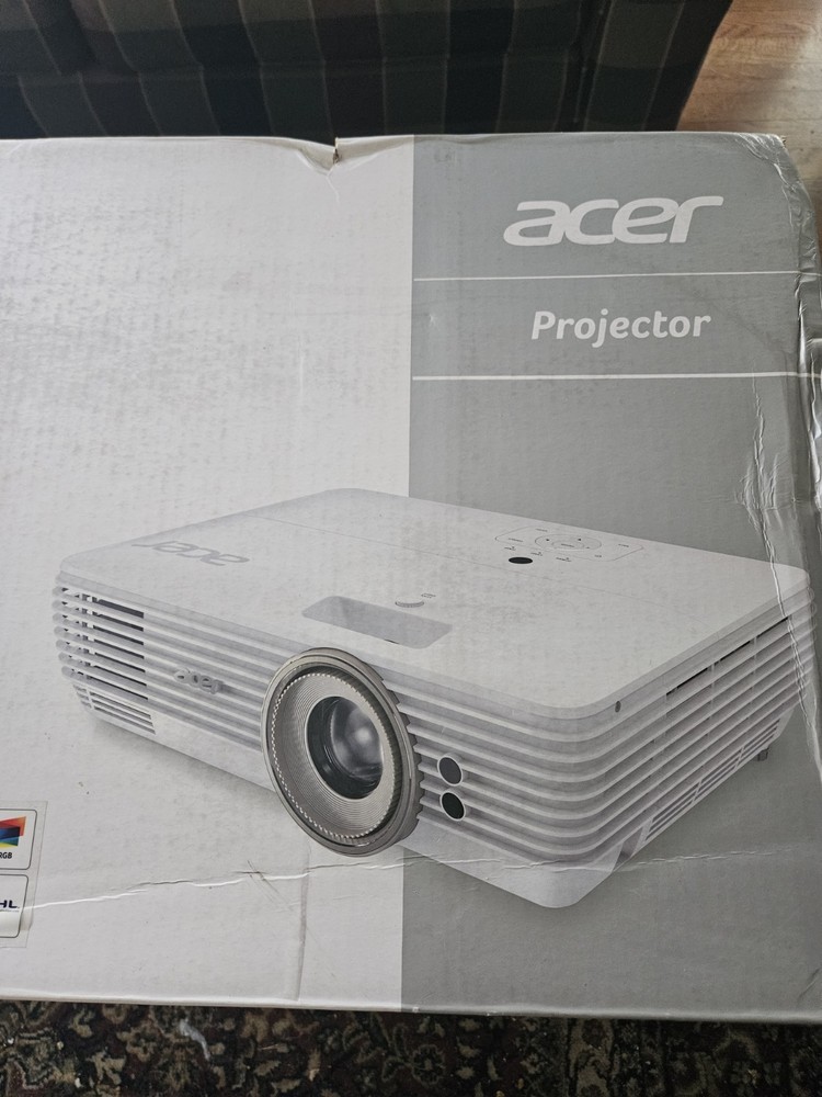 ACER V7850 DLP PROJECTOR. NEW IN BOX!!