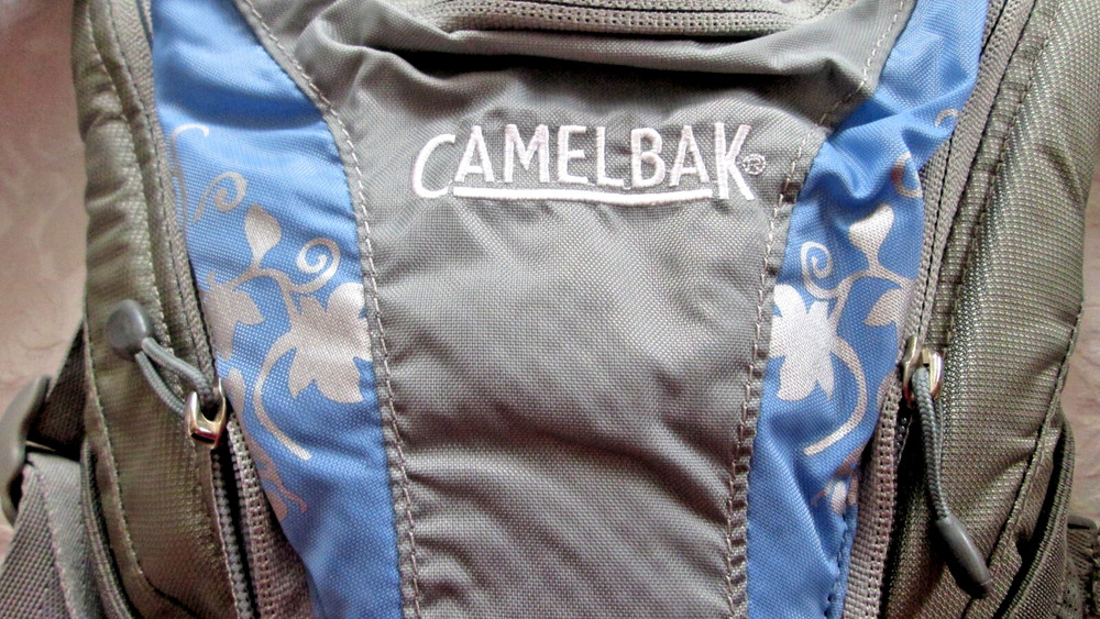 NEW WOMAN'S CAMELBAK MAGIC HYDRATION HIKING BIKING BACKPACK MULTI POCKETS NEW