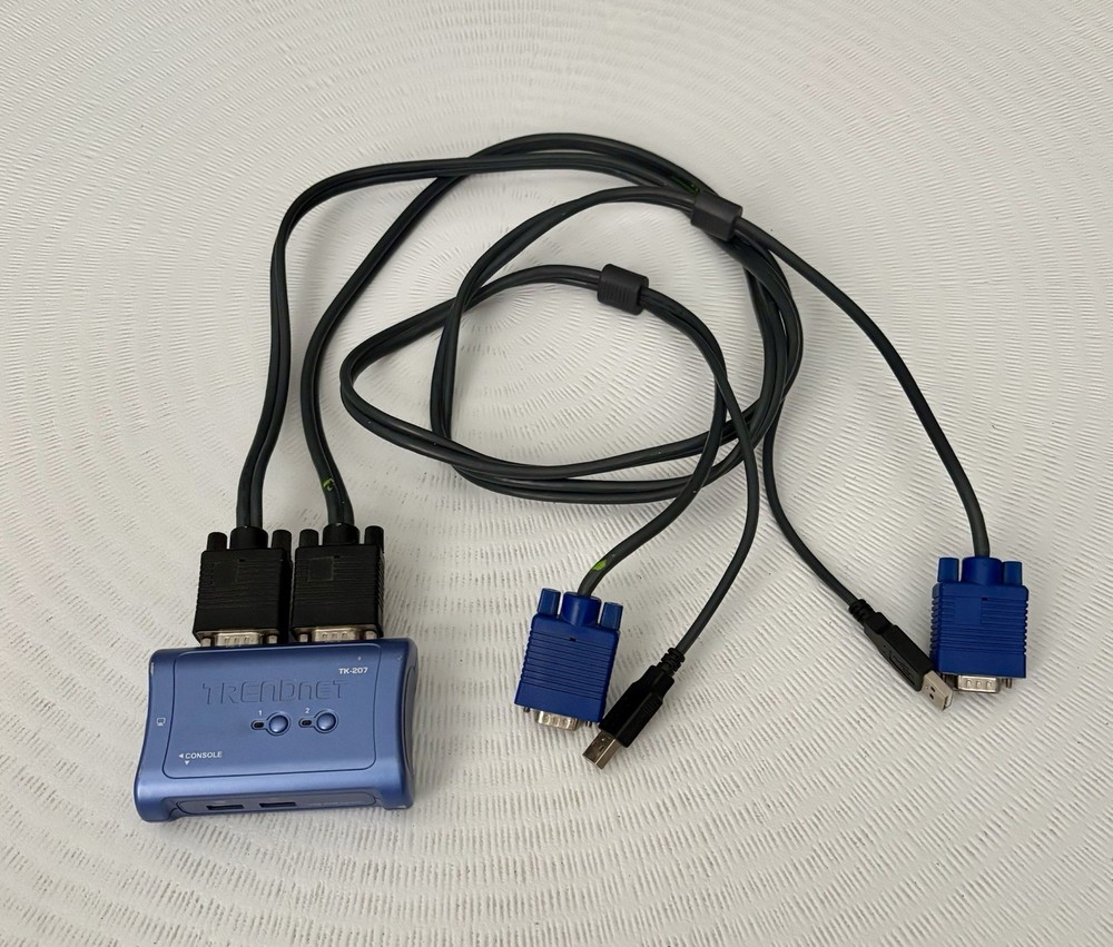 KVM Switch, connects 2 Computers 1 wMonitor connection VGA and USB.