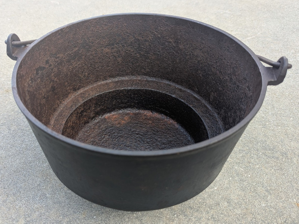 Cast Iron Gate Mark Eccentric Footed Offset Bottom Cowboy Pot Kettle Cauldron #8