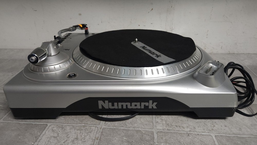Numark TTi USB Turntable With Universal Dock For Ipod (SEE PICTURES)