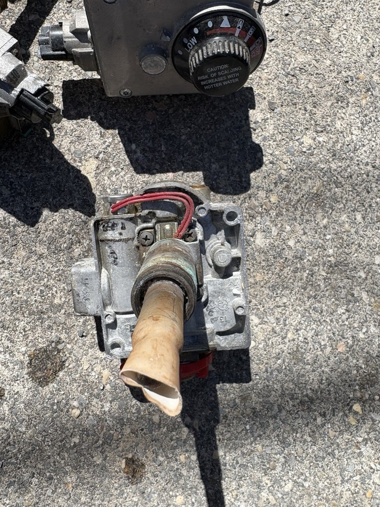 Robertshaw Water Heater Gas Valve (110-206)