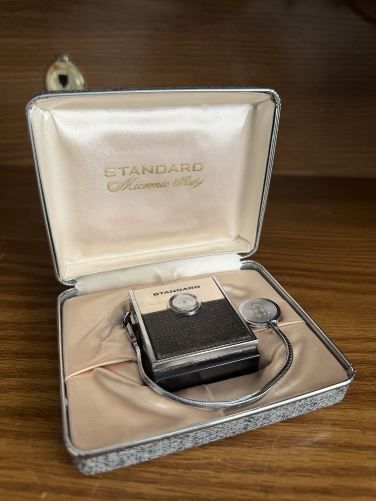 Vintage Standard Micronic Ruby SR-H437 8 Transistor Micro AM Radio, Untested.