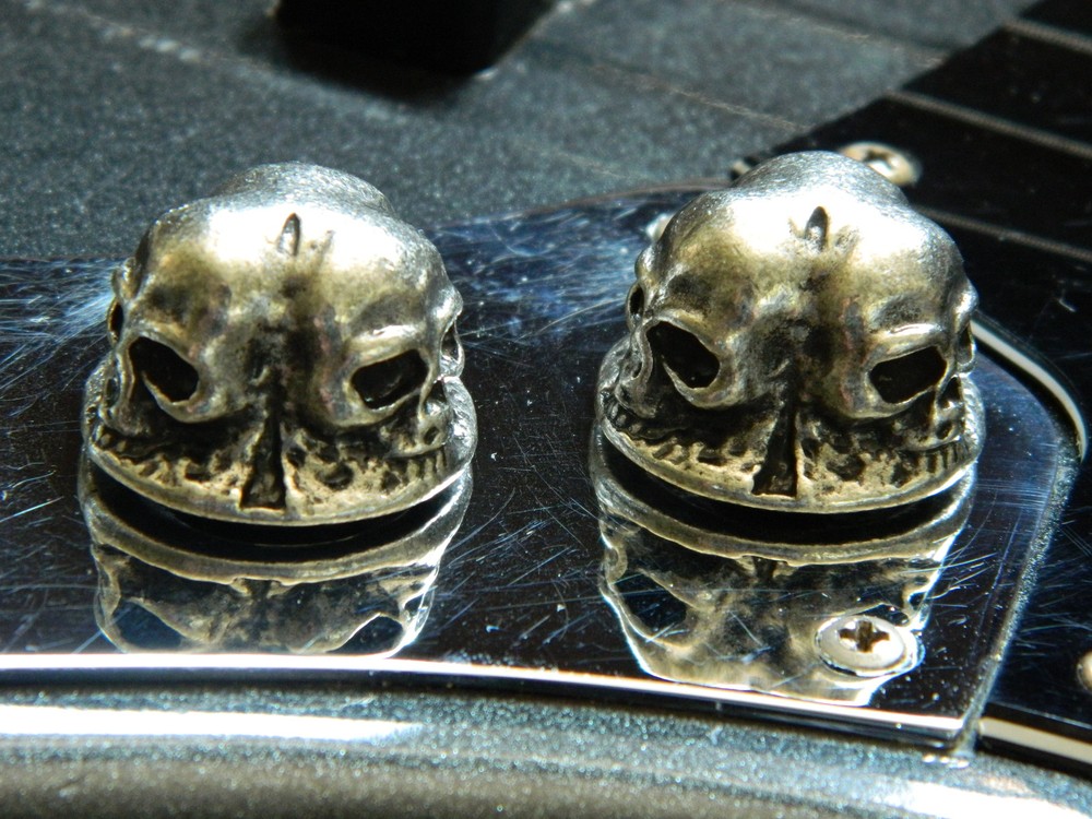 3 SKULL GUITAR KNOBS - HAND MADE SOLID METAL SPEED KNOBS 3 SKULLS PER KNOB