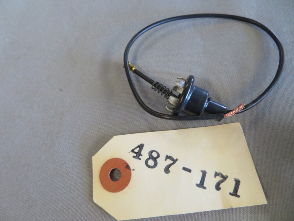 Piper Aircraft Light Socket. P/N 487-171 (BE) New Surplus