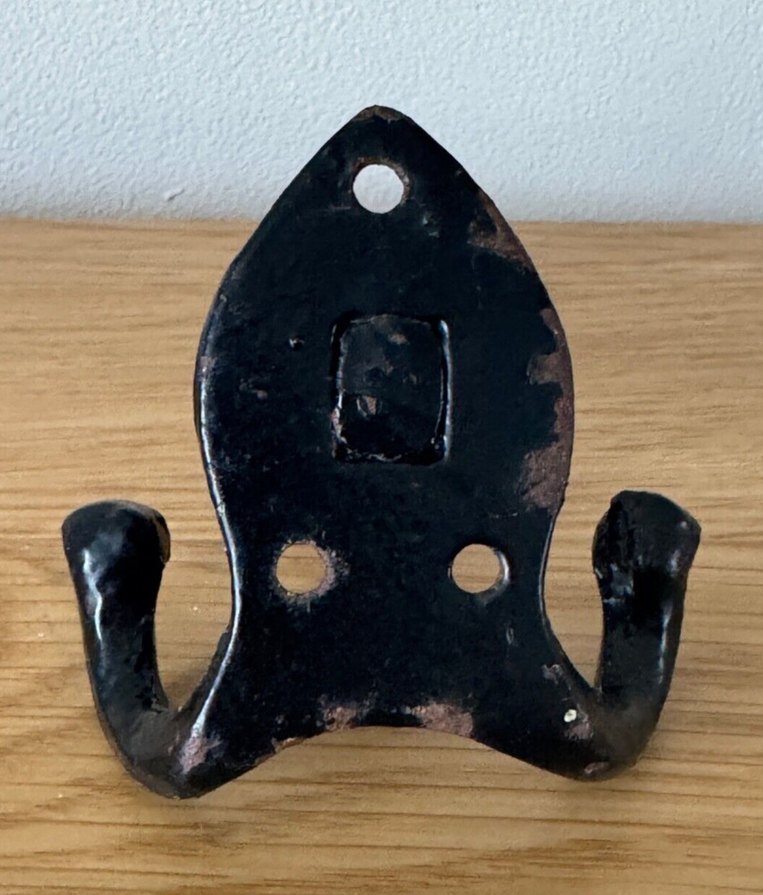VINTAGE METAL TRIPLE COAT HOOK BLACK