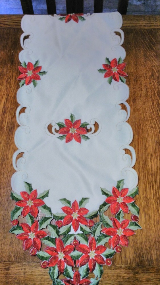 4 Cut Pointsetia Place Mats + Table Runner