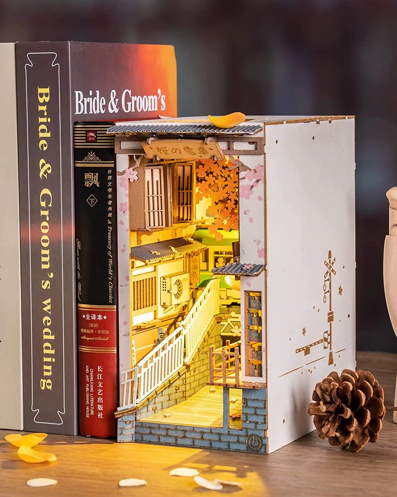 Sakura Densya Book Nook