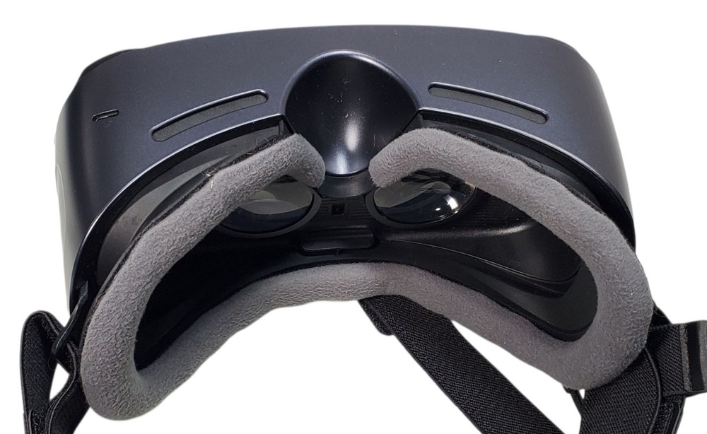Samsung Gear VR with Controller Powered by Oculus with Original Box SM-R324
