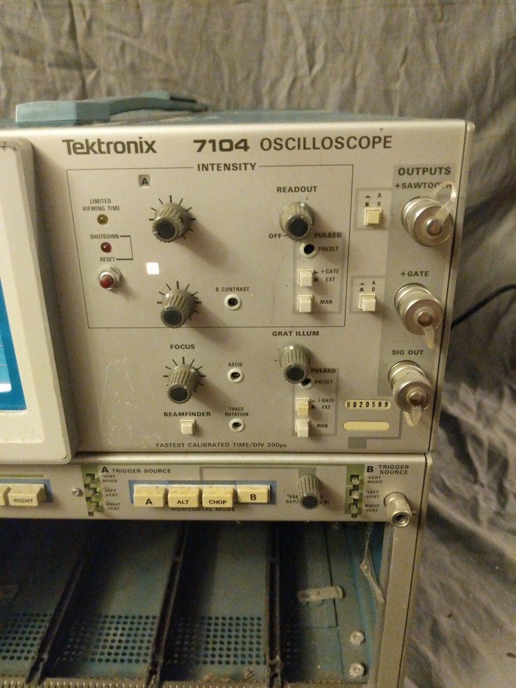 Tektronix 7104 Oscilloscope without plug-ins