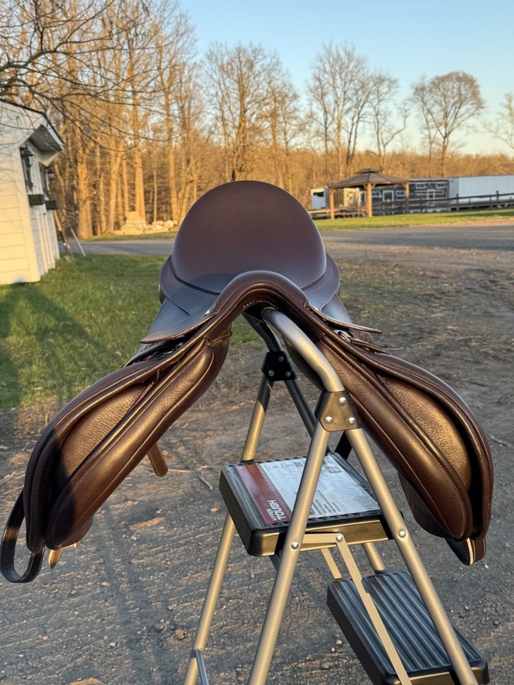 18" Bates All Purpose Saddle With Easy Change Fit Solution & CAIR System