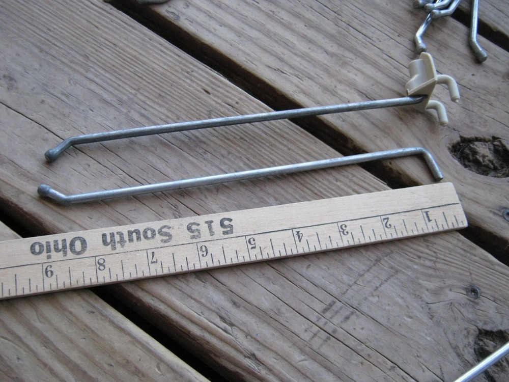 NOT COMPLETE 86 pcs ( 7 pcs plastic ONLY ) Fastback Hooks ?? Peg Board Hooks