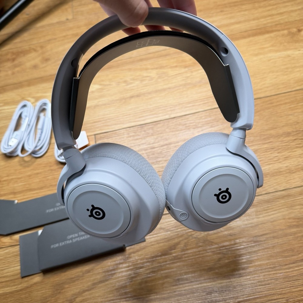 NEW SteelSeries Arctis Nova 7 Wireless Gen 2 Gaming Headset White PC PS5 PS4