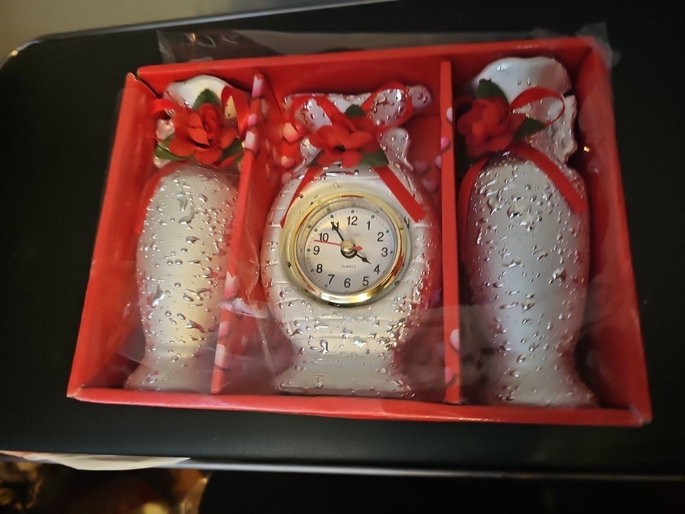 3 Vases With A Clock Set
