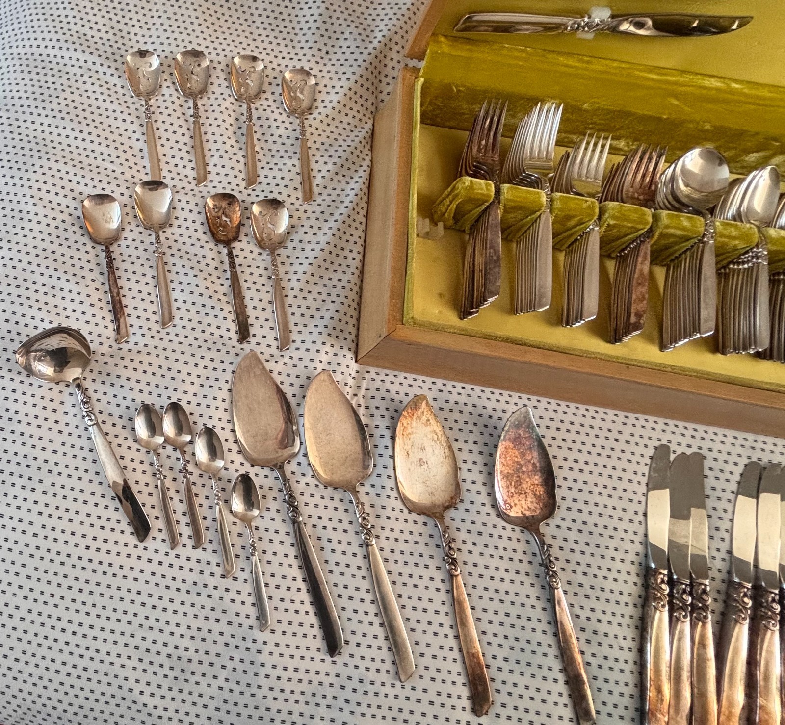 VINTAGE SILVER-PLATED COMMUNITY SOUTH SEAS PATTERN 130 PCS SET IN ORIGINAL CHEST