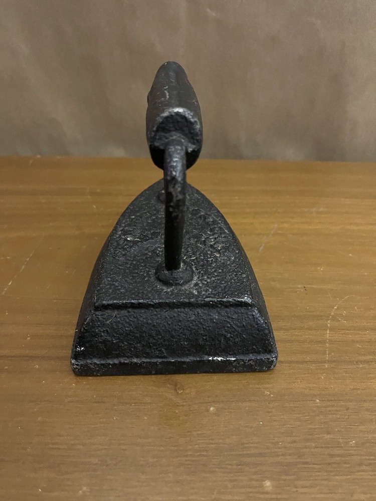 Vintage Sad Cast Iron Flat Iron. Iron Vintage