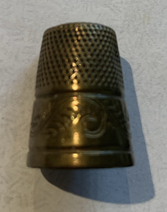 VINTAGE BRASS SEWING THIMBLE SCROLL DESIGN