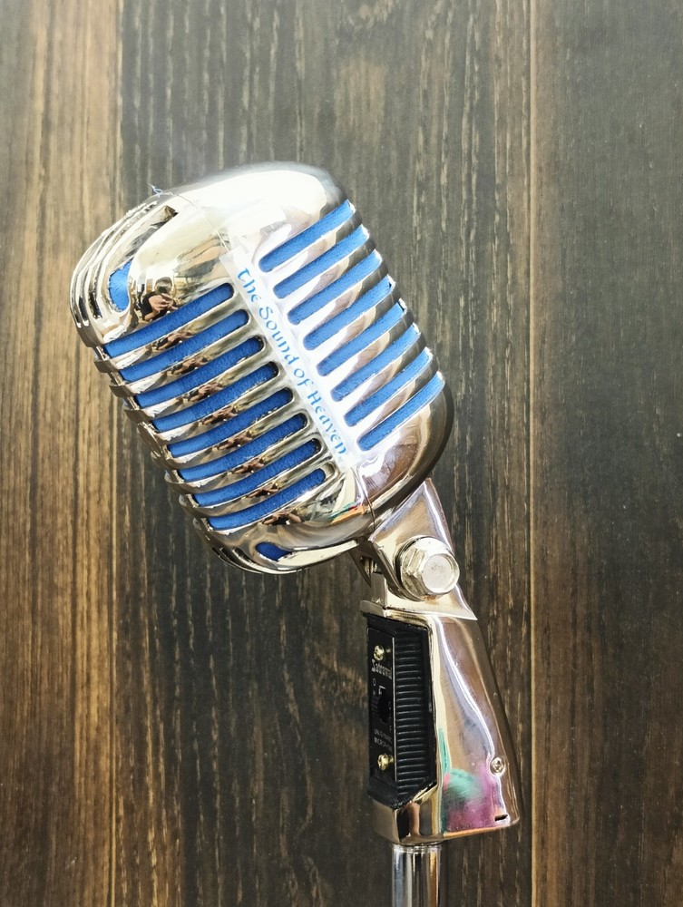 Vintage Metal Grill Mic–Retro Dynamic Microphone for Stage Performance & Studio.