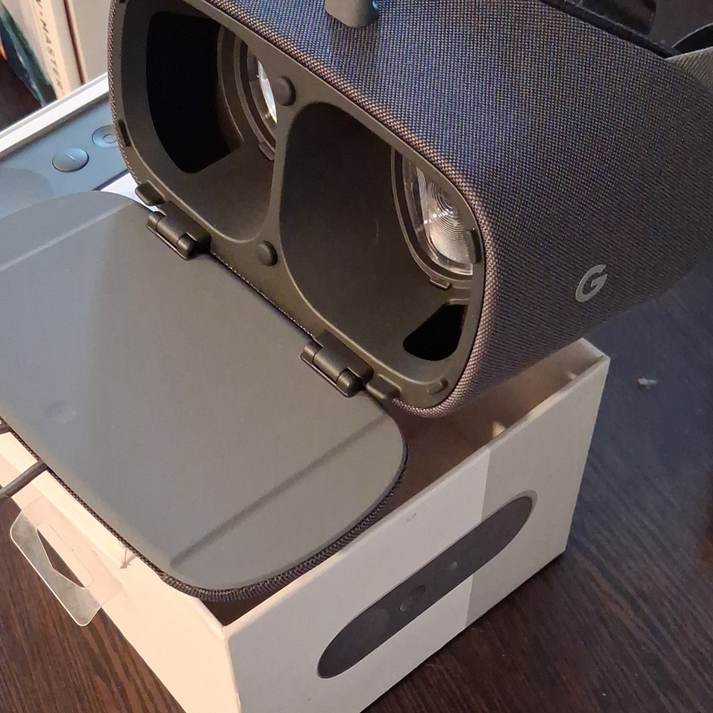 Google Daydream View Gray Smartphone VR Headset with Controller Fabric