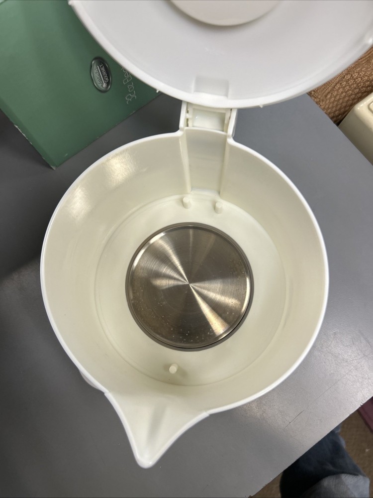 NOS Kitchen Gourmet 32 Oz. Electric Hot Pot White