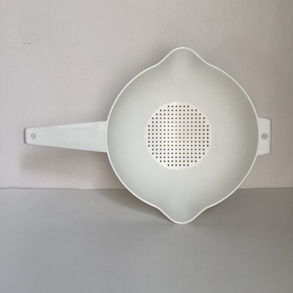 Tupperware 2 Quart Strainer Colander White Handle Hook Pan Rest Classic 1523