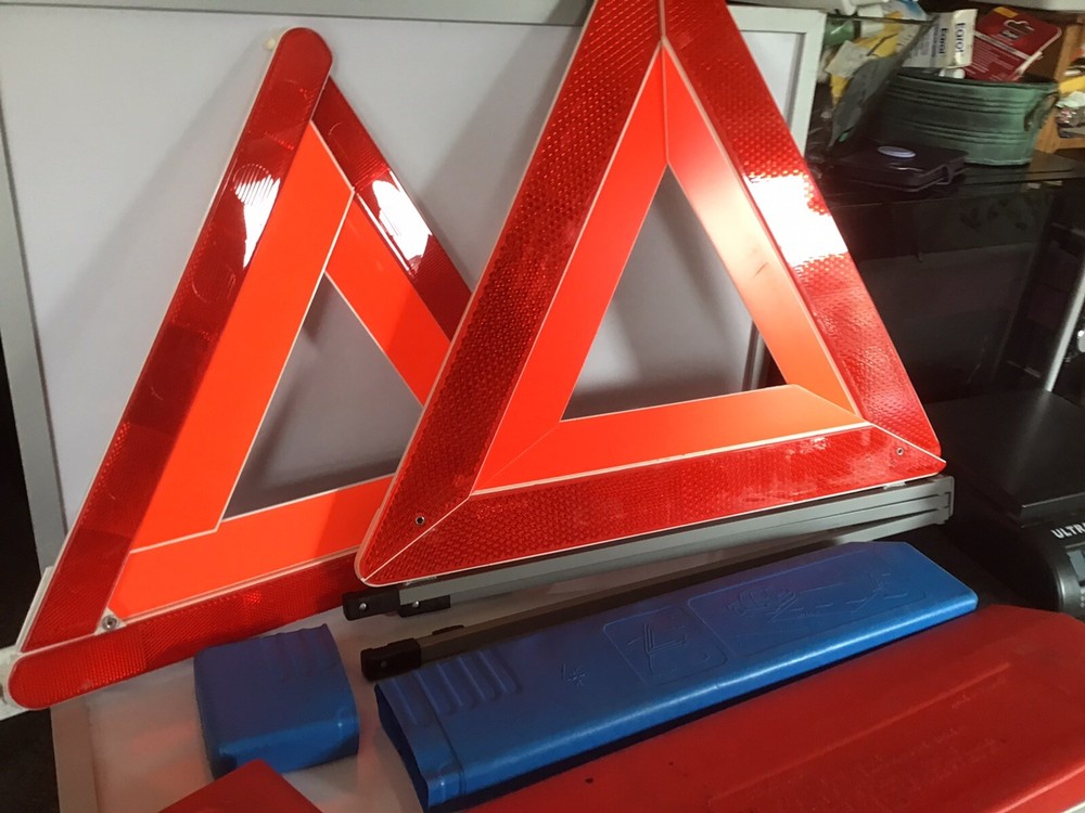 2 Warning triangles road Complete One Halfords