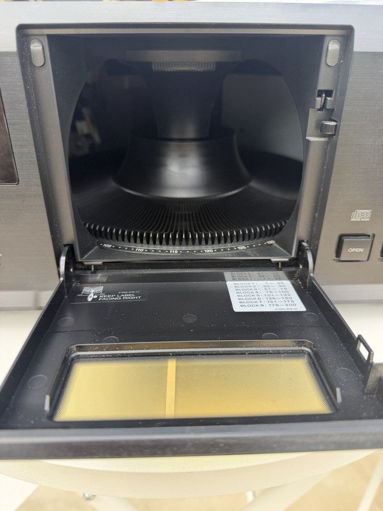 SONY CDP-CX200 Compact Disk MEGA STORAGE 200 CD PLAYER REMOTE MANUAL TESTED