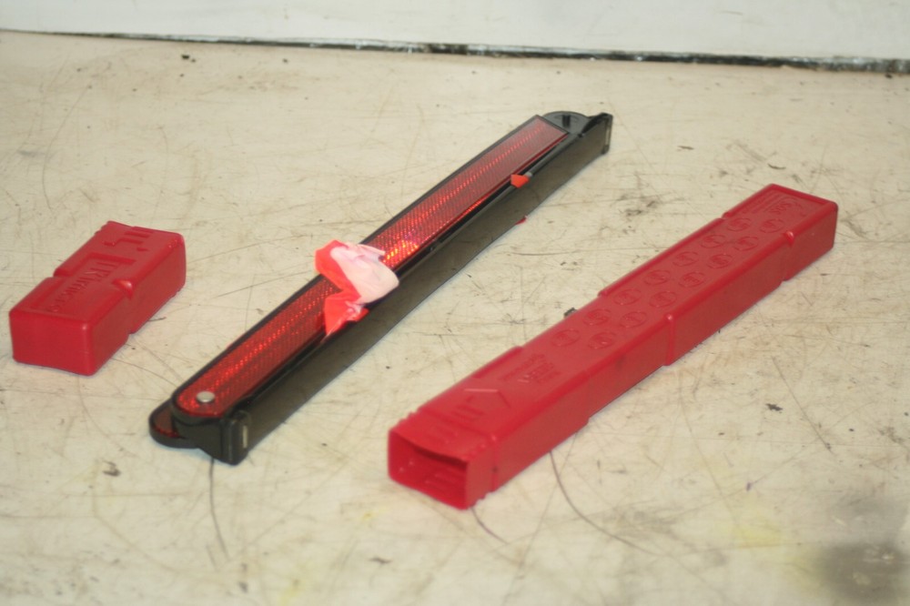 (95) 2010 BMW 1 SERIES E82. EMERGENCY TRIANGLE