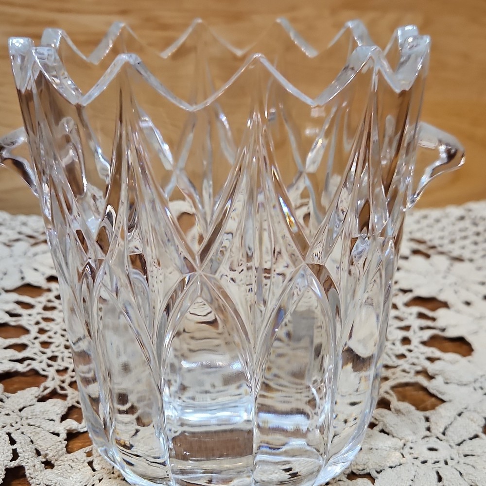 Clear Decorative Cut Glass Vase with Glossy Finish, Elegant Patterned Design