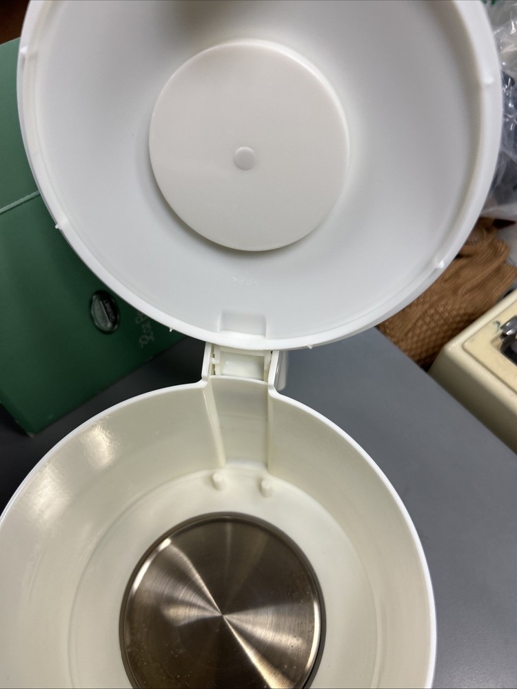 NOS Kitchen Gourmet 32 Oz. Electric Hot Pot White