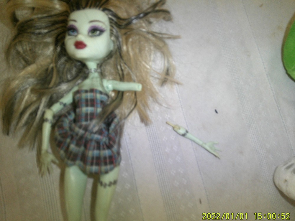HAUNTED HIGH LOOK USED DOLL UNKNOWN NAME