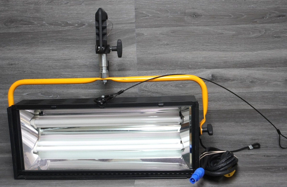 Desisti DE-LUX-2  mod. 4600 Film Cold Source Softlight 120v Studio Light.
