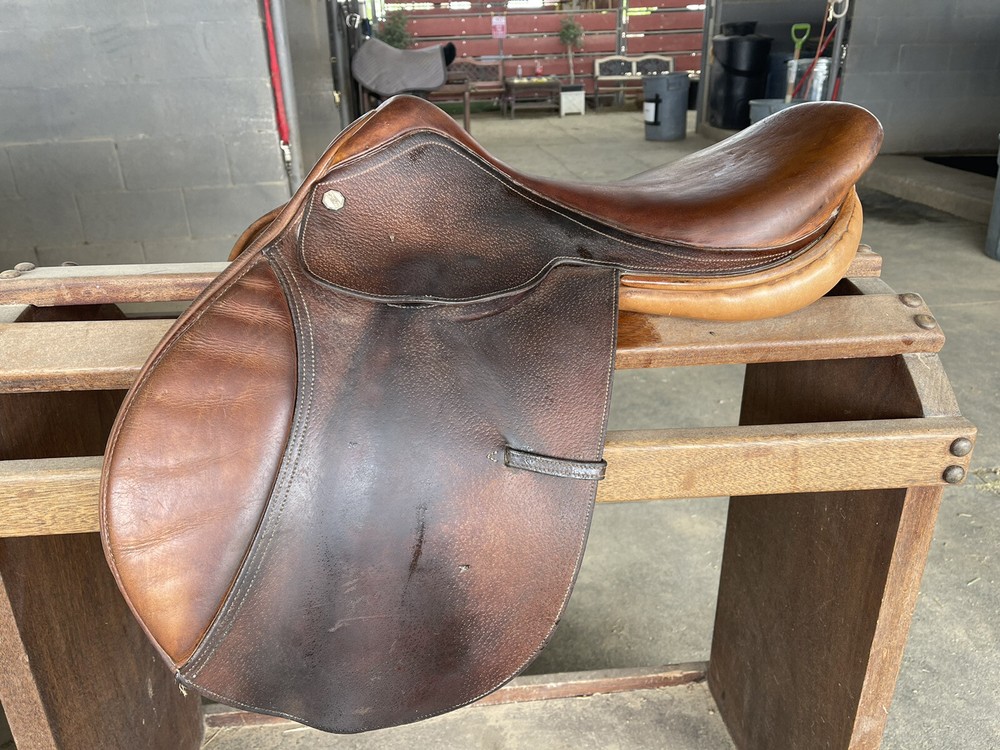 Calibre Close Contact Jumping Saddle Size 17
