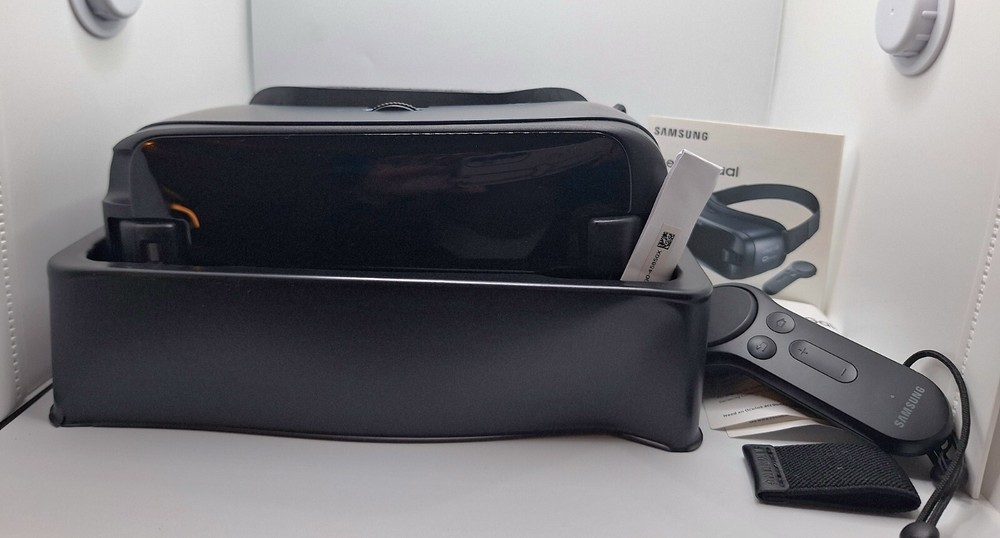 SAMSUNG Gear VR (2017 Edition) with Controller for Galaxy S8 - Open Box