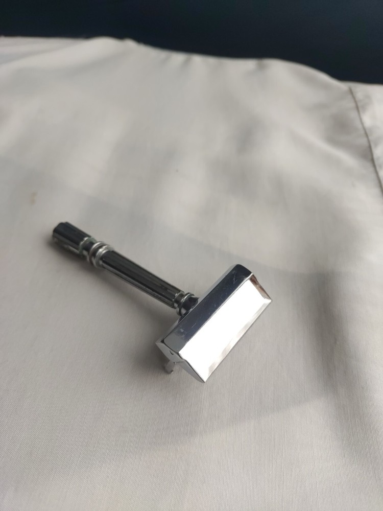 Gem Micromatic Open Comb Type Silver Tone SE Safety Razor