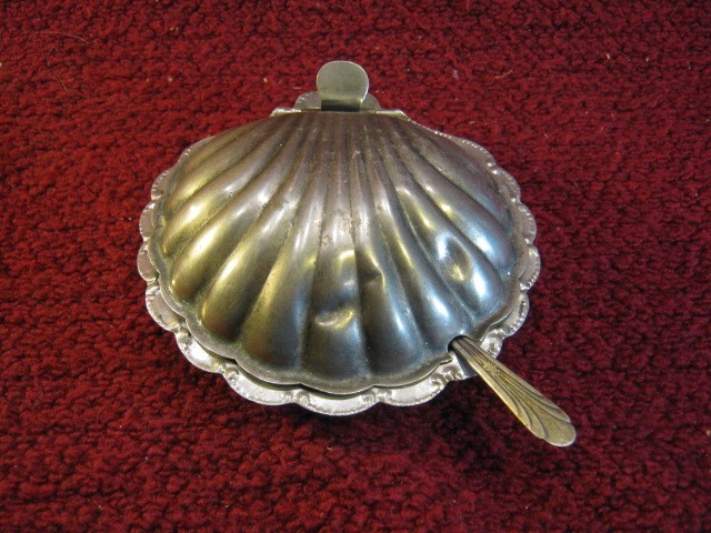 Silver Plated Hinged Clam Shell Sugar Dish With Spoon- 5” Diameter