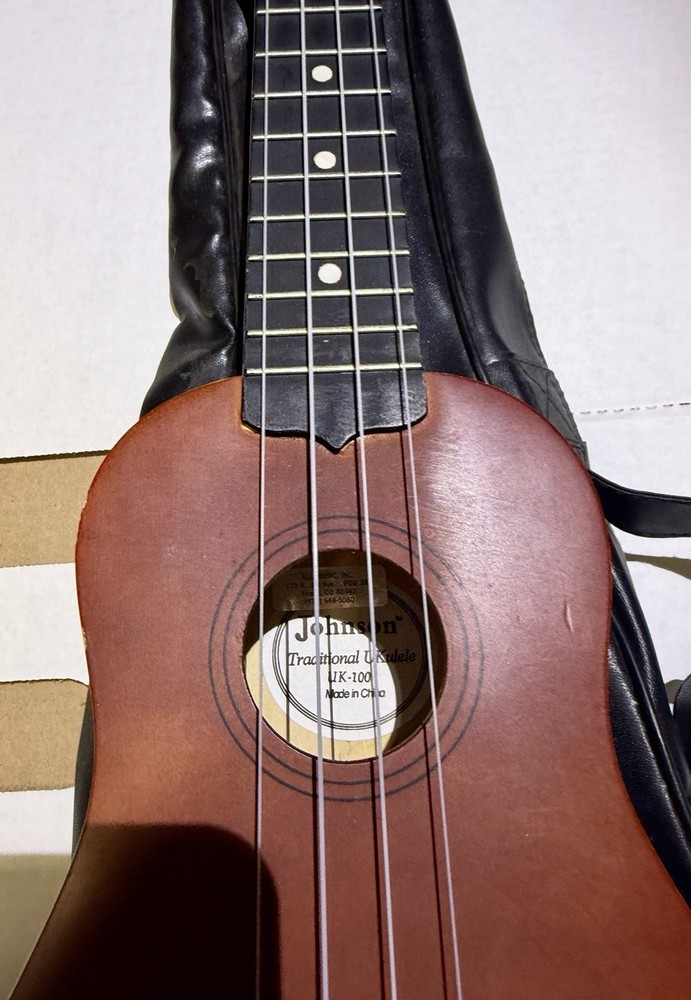johnson traditional ukulele uk100 With Case