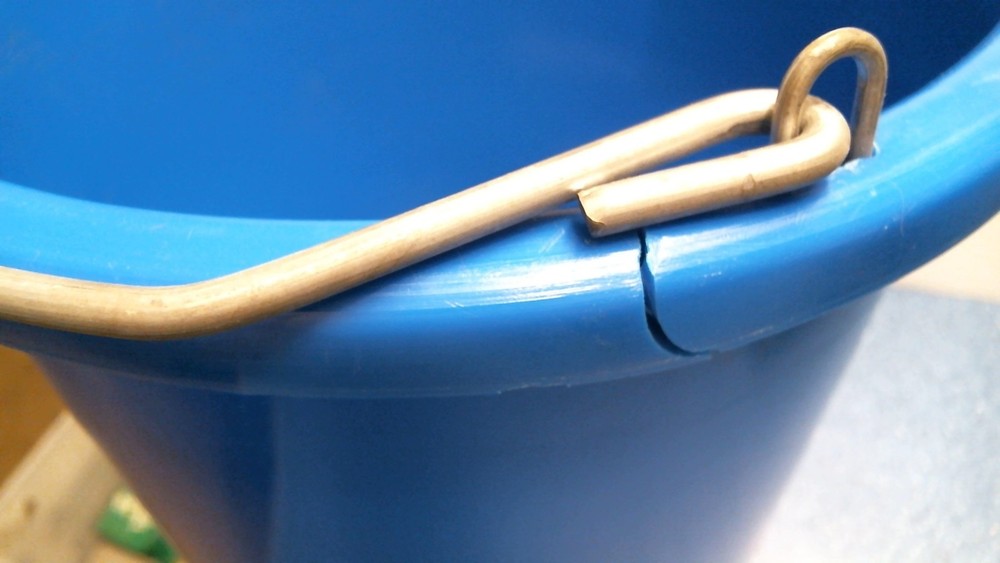 API Heated Plastic Bucket 9 Quart, Blue ***CRACKED*** (9HB) FS