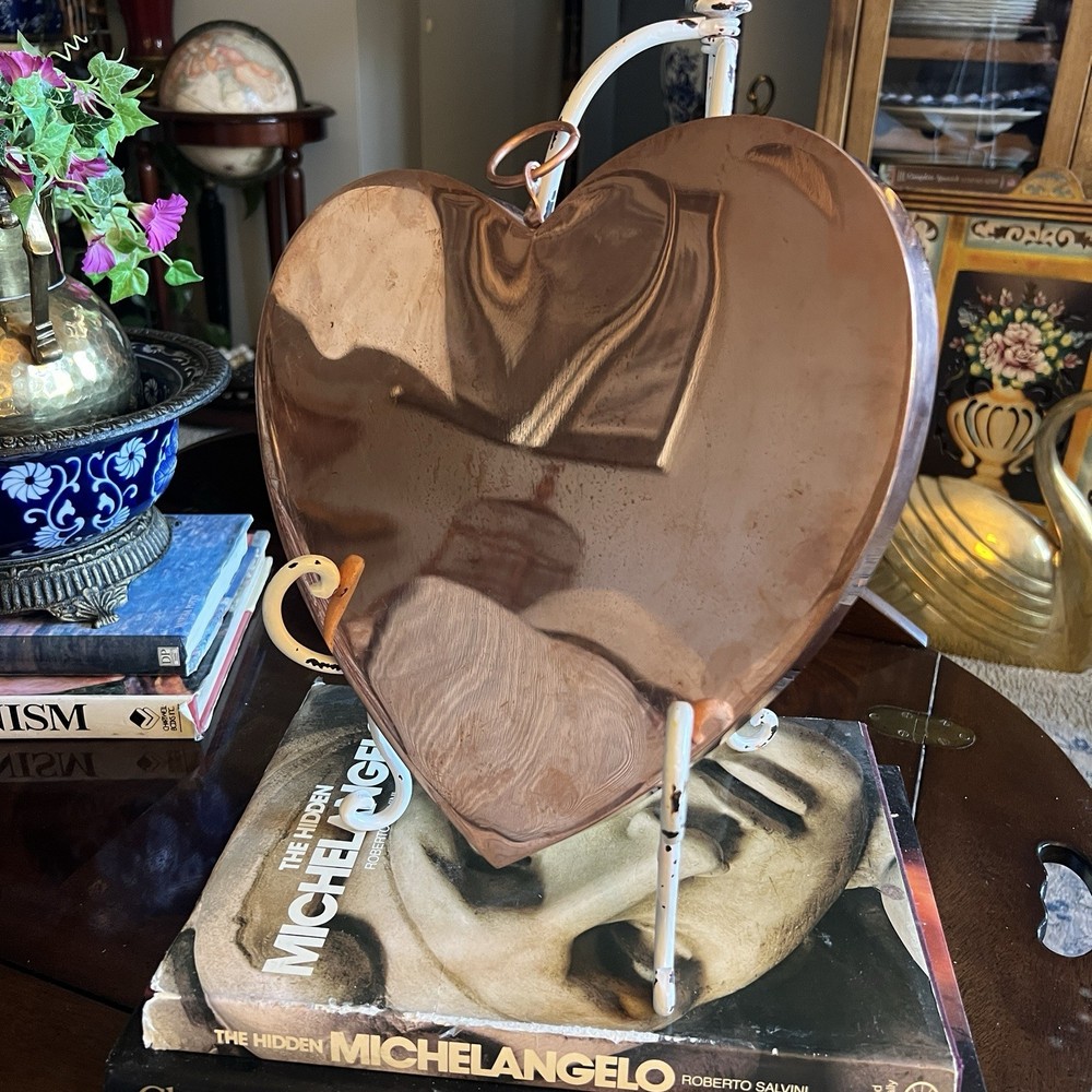 Vtg Solid Copper heart shaped Baking pan. Tin Lined. 11” X 12” X 1”